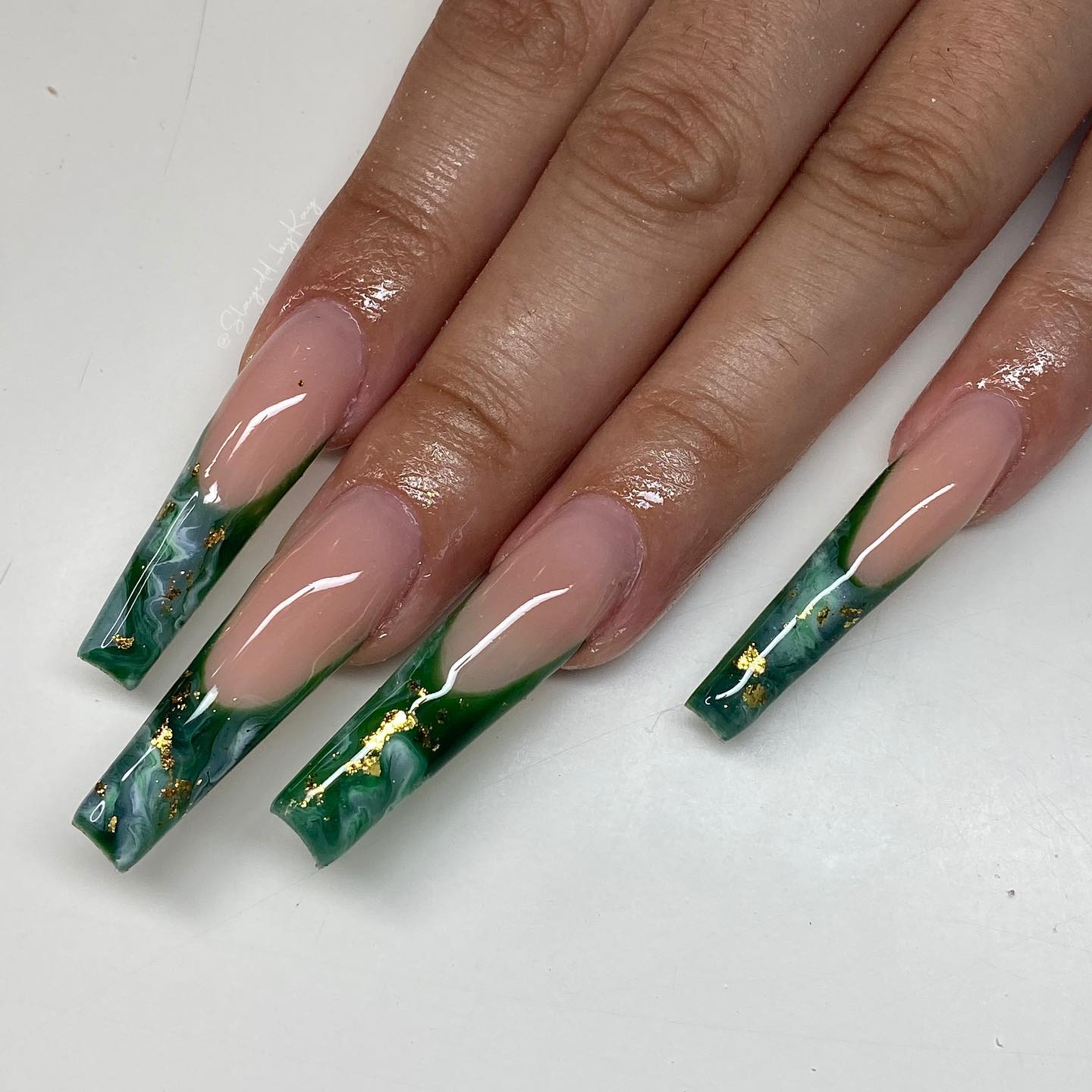 25+ Beautiful Emerald Green and Gold Nails For Your Inspiration Nail