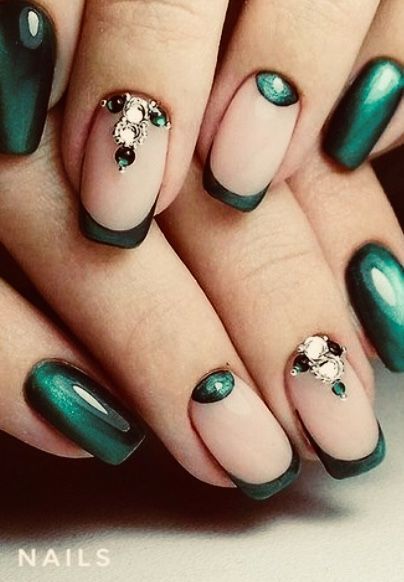 25+ Beautiful Emerald Green and Gold Nails For Your Inspiration