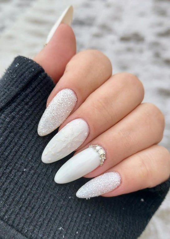 White Christmas nail ideas and designs