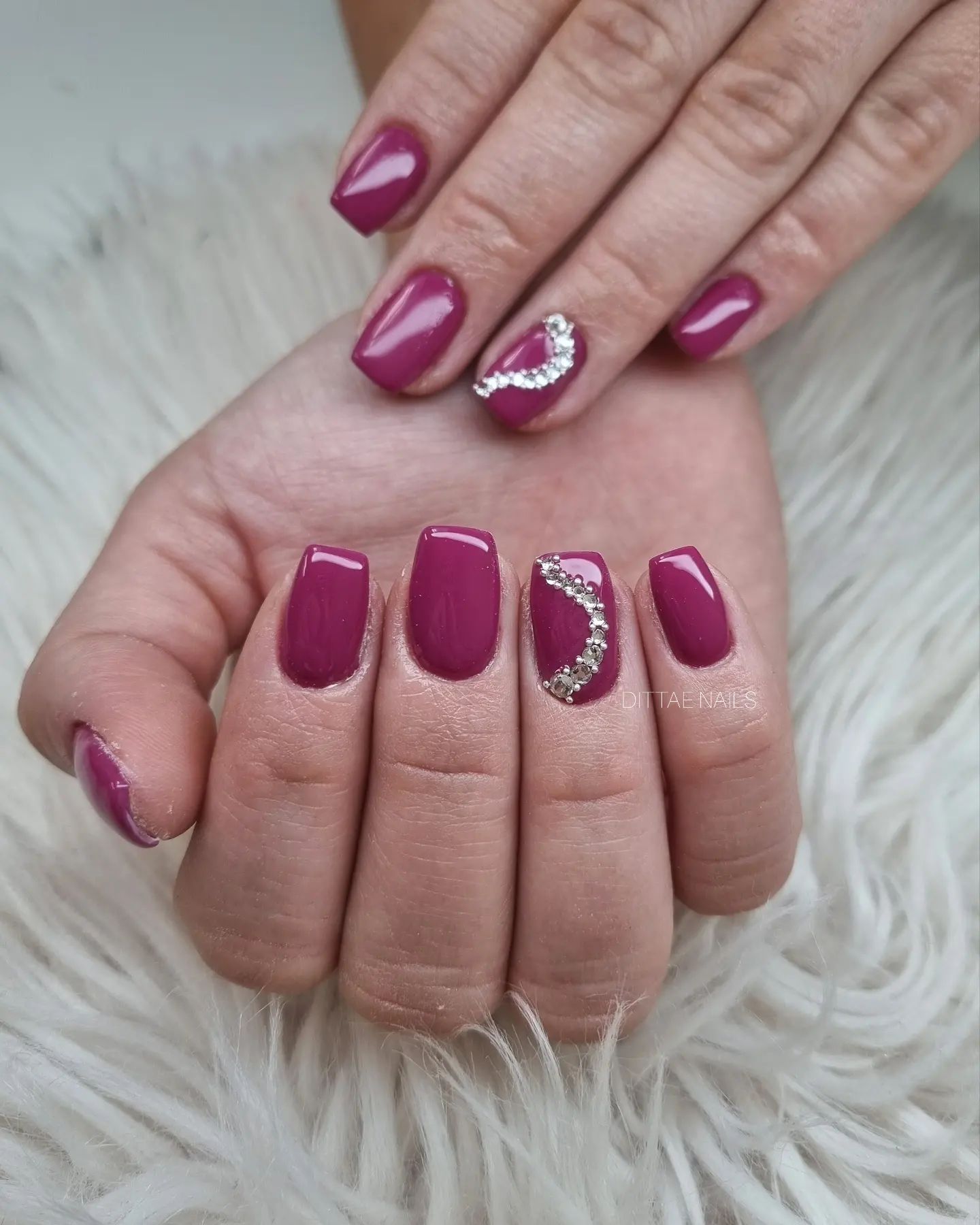 dark pink nails