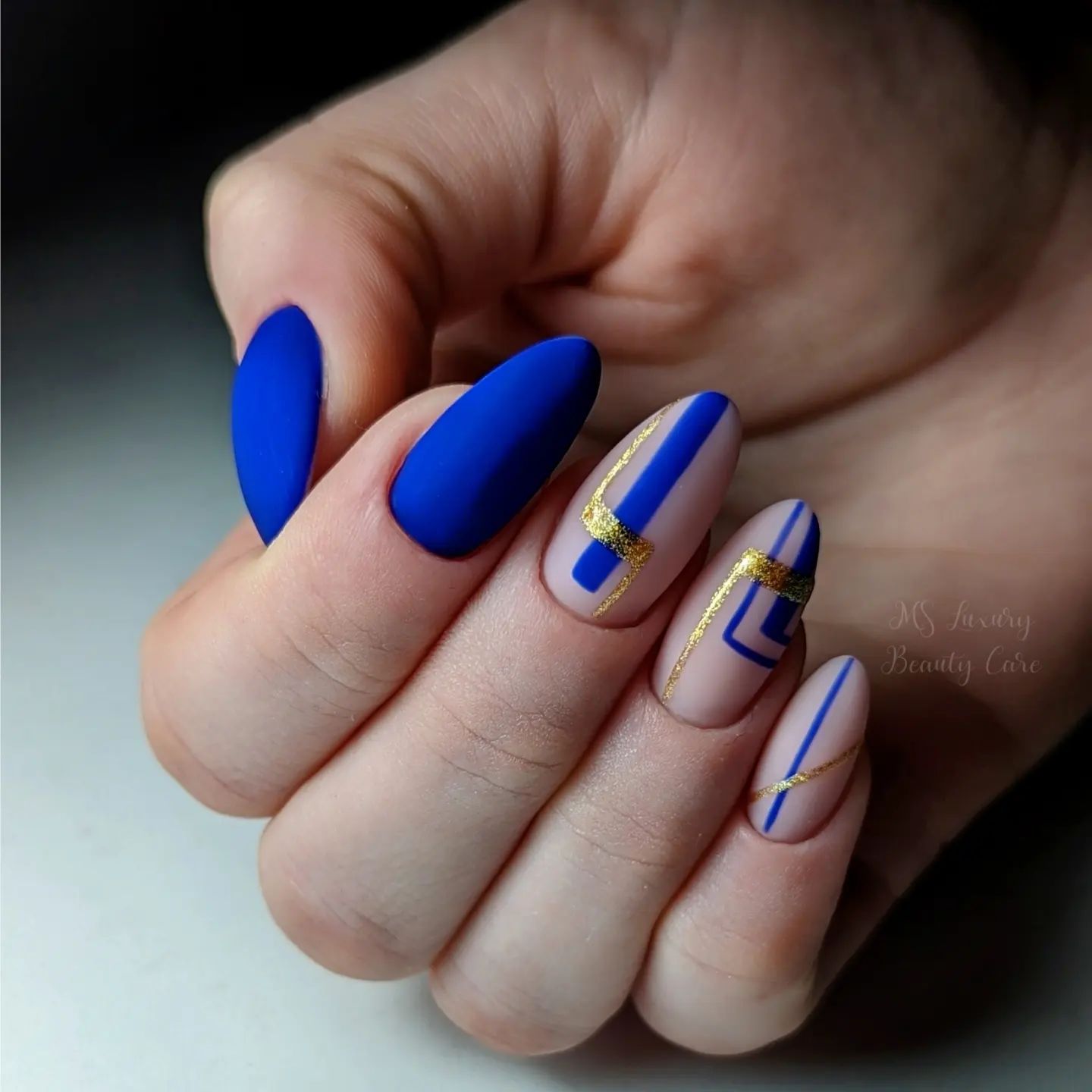 navy-blue-and-gold-nails-10 Navy Blue and Gold Nails